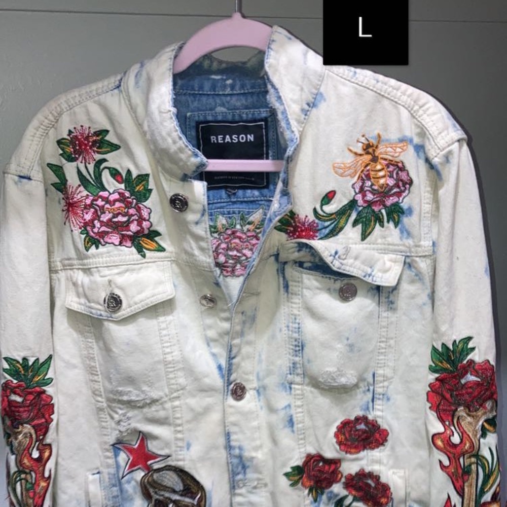 Dresses 7$, skirts 5$, robe 15$, jean jacket 30$, hoodie 15$, jackets 7$ - Picture 1 of 14